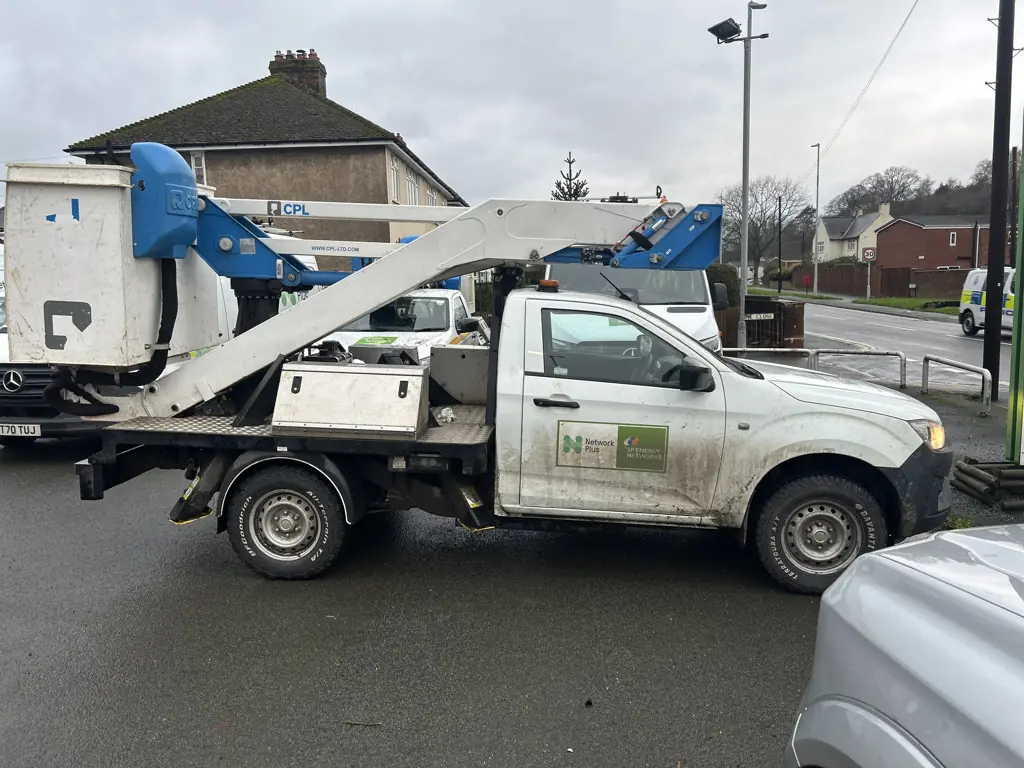 Vehicle-mounted mobile elevating work platform