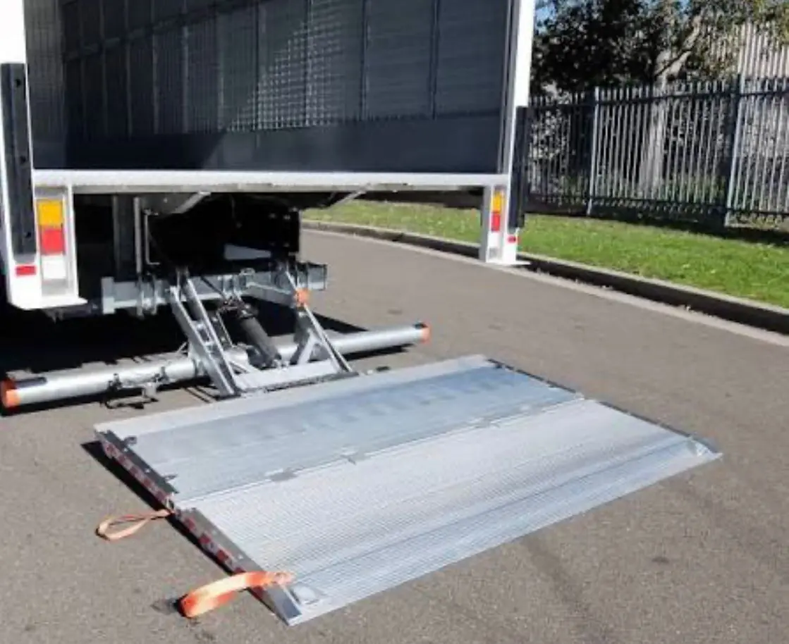 Commercial vehicle tail lift deployed at ground level