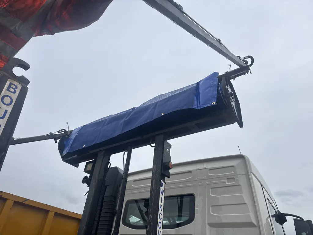 Vehicle-mounted trailer sheeting equipment
